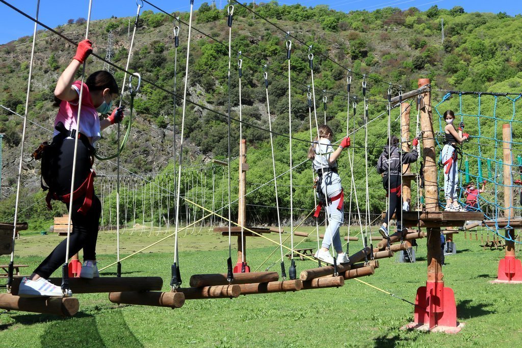 Pla general de joves a un parc d'aventura de Rialp (Pallars Sobirà) el 13 de maig del 2021. (horitzontal)