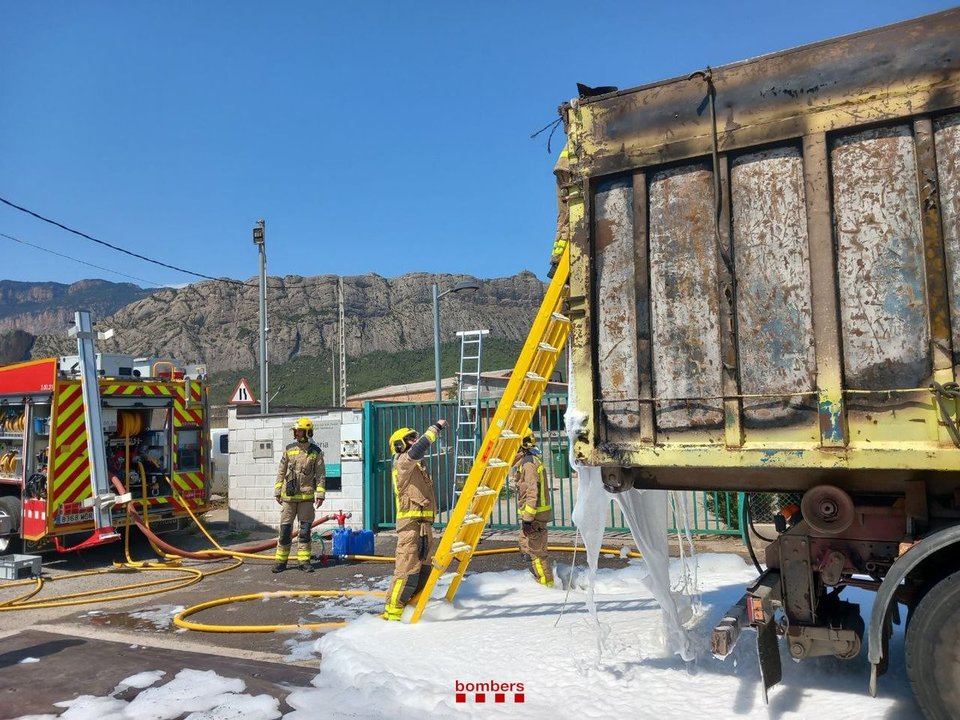 Oliana incendi camió escombraries 1