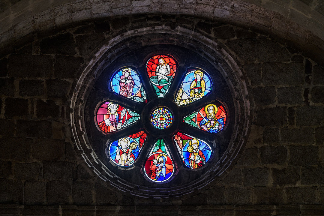 Catedral_interior_absis_vitrall_roseto